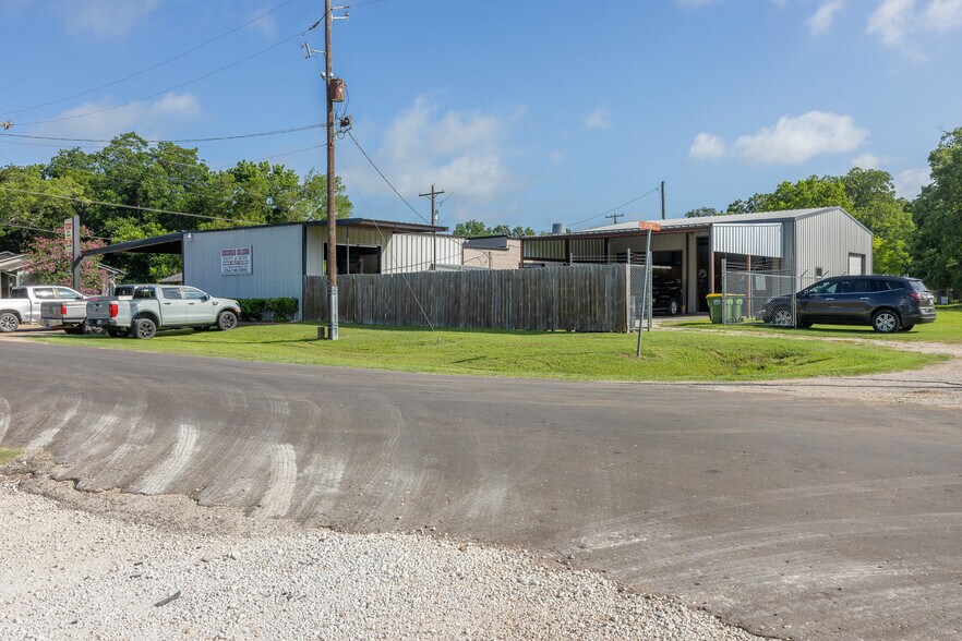 More Photos Of 418 S Commerce St, Bremond Auto Repair For Sale