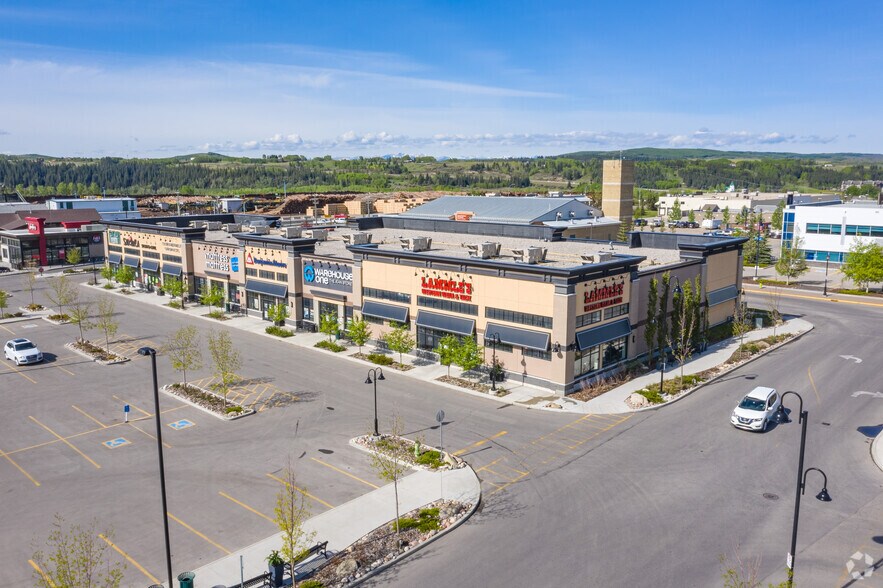 More Photos Of 130 Quarry St W, Cochrane Storefront For Lease