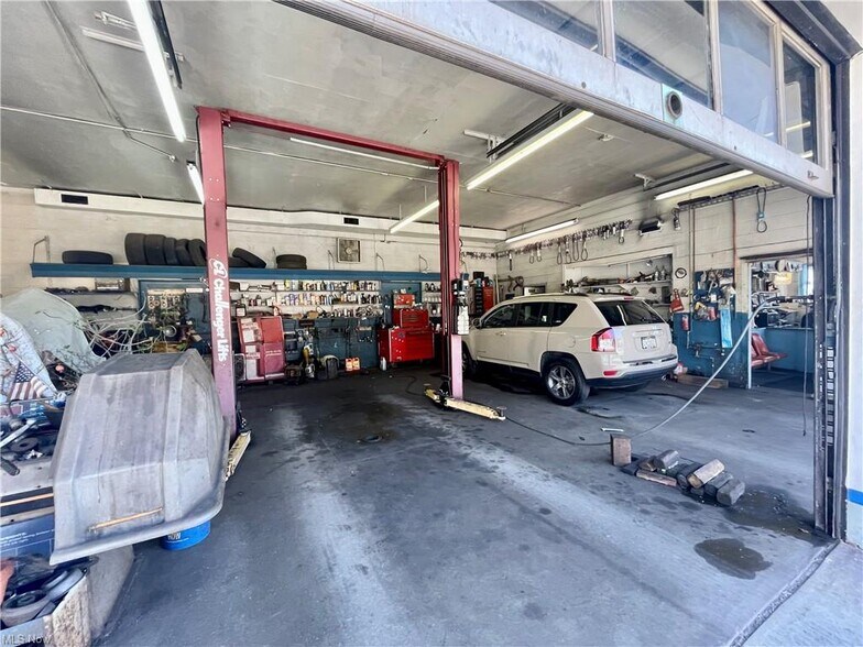 More Photos Of 300 Pennsylvania Ave, Weirton Flex For Sale