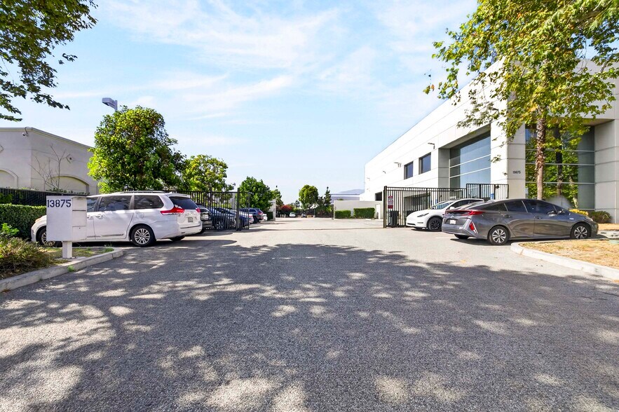 More Photos Of 13875 Live Oak Ave, Irwindale Warehouse For Sale