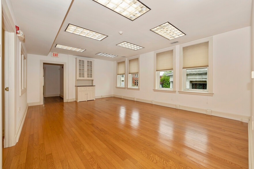 More Photos Of 5 S Market St, Frederick Storefront Retail Office For Lease