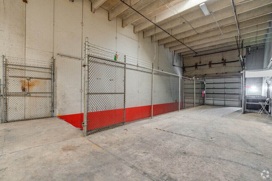 More Photos Of 5240-5260 NW 167th St, Miami Gardens Warehouse For Lease