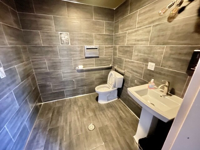 More Photos Of 3227 22nd St, San Francisco Storefront For Lease