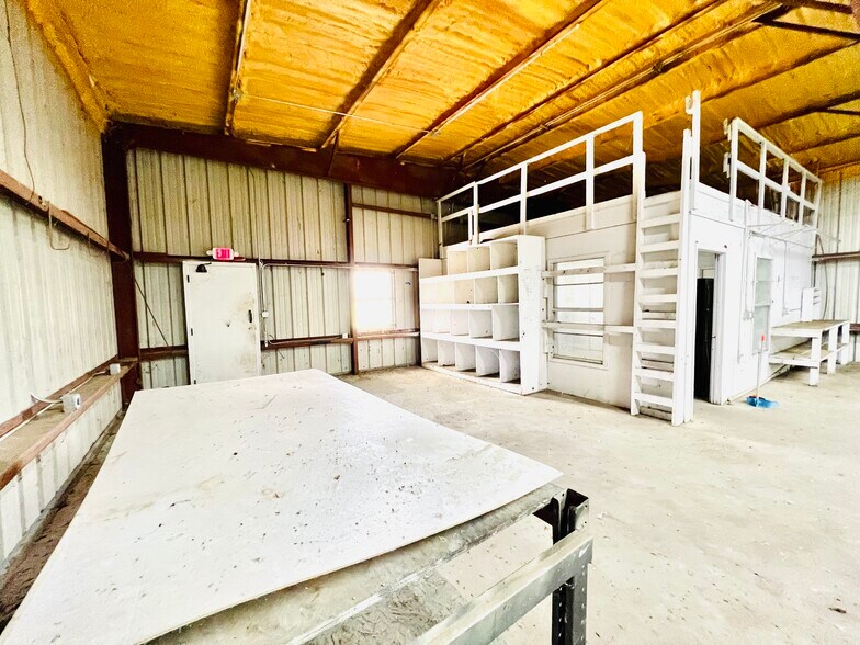 More Photos Of 4512 S Highway 35, Alvin Light Manufacturing For Lease