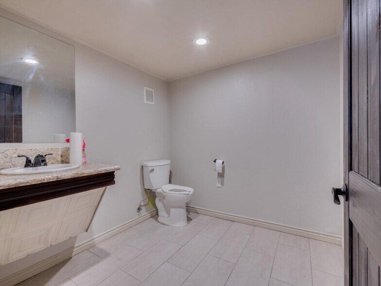 More Photos Of 106 W Main St, Pilot Point Storefront For Lease