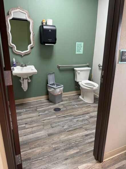 More Photos Of 1315 Chisholm Trail Pky, Duncan Medical For Sale