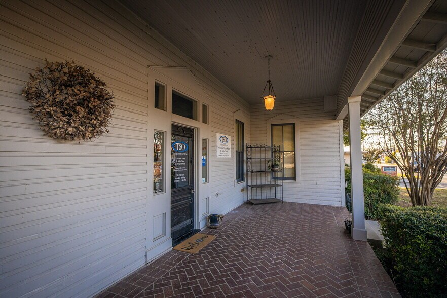More Photos Of 515 E Court St, Seguin Office Residential For Lease