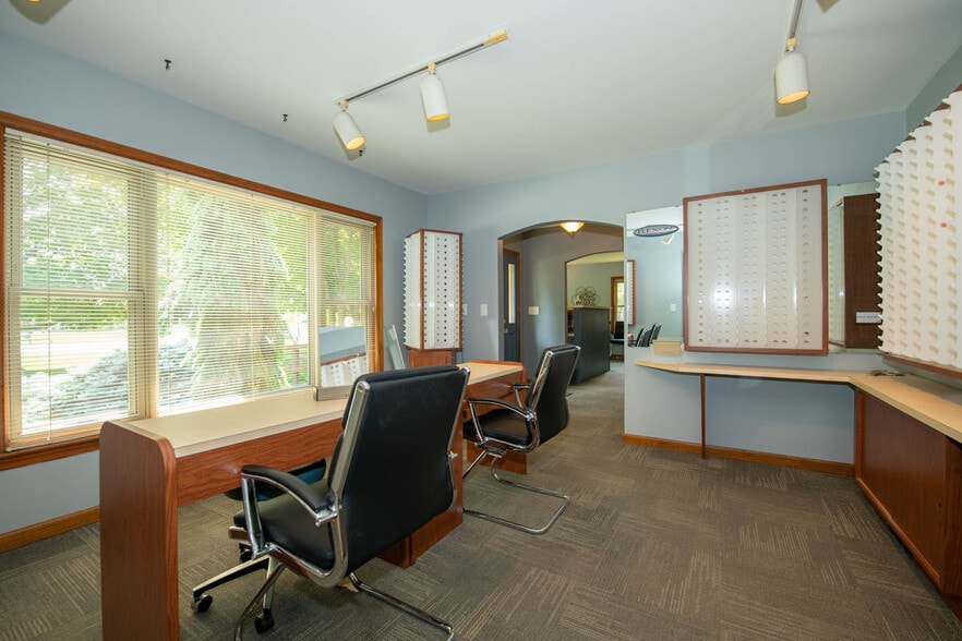 More Photos Of 950 W Jefferson St, Franklin Medical For Lease