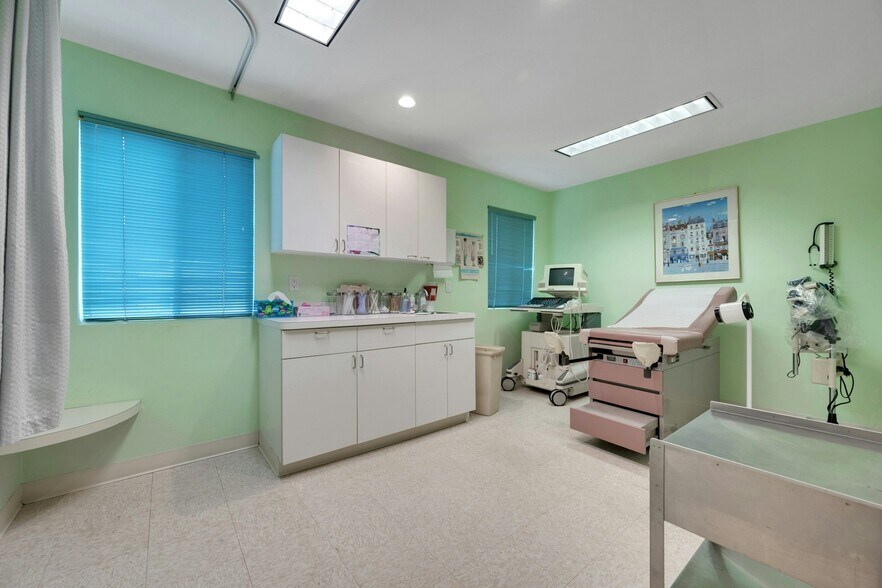 More Photos Of 27 Oak St, Stamford Medical For Lease