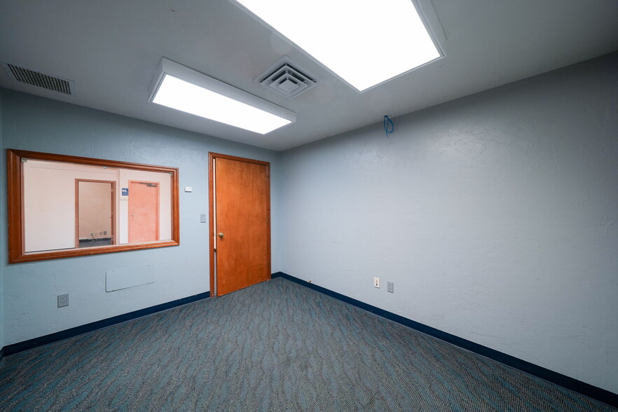 More Photos Of 1555-1557 SE Crystal Lake Dr, Corvallis Warehouse For Lease