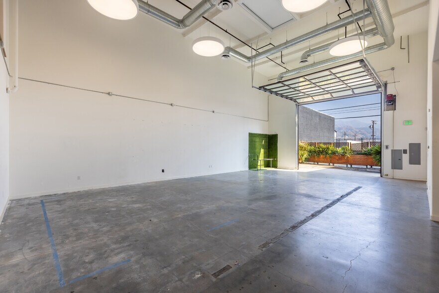 More Photos Of 3058 N Lima St, Burbank Warehouse For Sale
