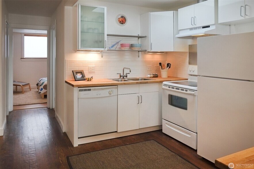 More Photos Of 112 1st Ave S, Ilwaco Storefront For Sale
