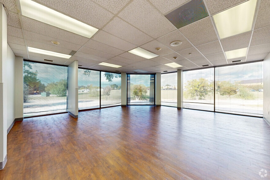 More Photos Of 2655 Villa Creek Dr, Dallas Office For Lease
