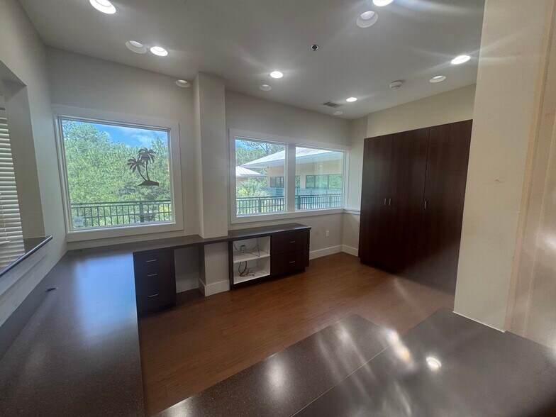 More Photos Of 23 N Main St, Hilton Head Island Office For Sale