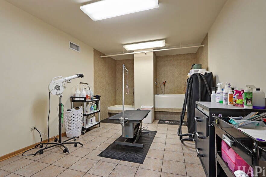 More Photos Of 4403 S Roberts Rd, Island Lake Veterinarian Kennel For Sale