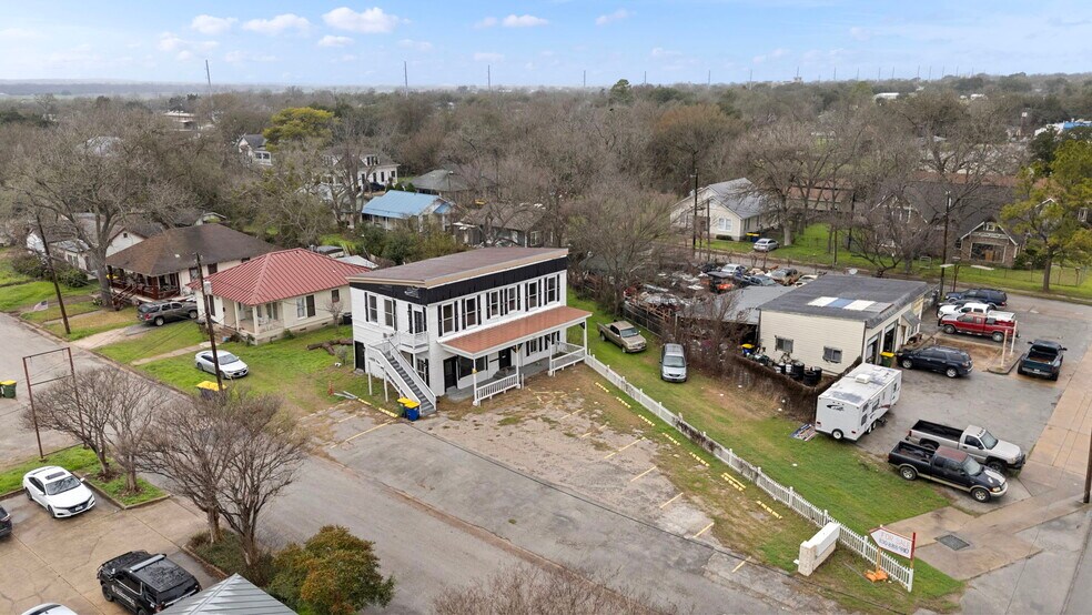 More Photos Of 901 N Saint Joseph St, Gonzales Office For Sale