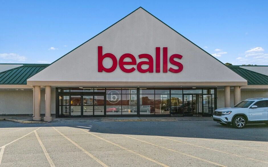 More Photos Of 207-231 Mose Dr, Sparta Storefront For Sale