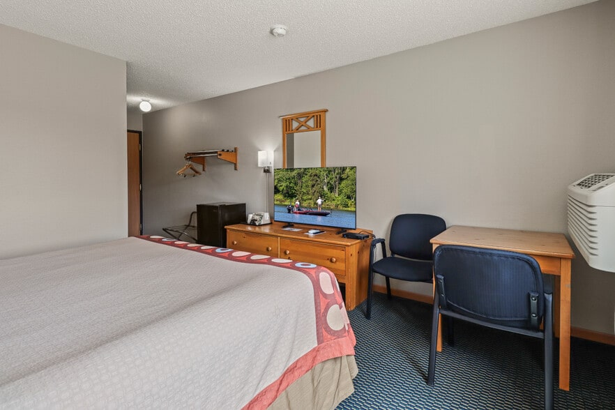 More Photos Of 726 S Lake Ave, Phillips Hotel For Sale