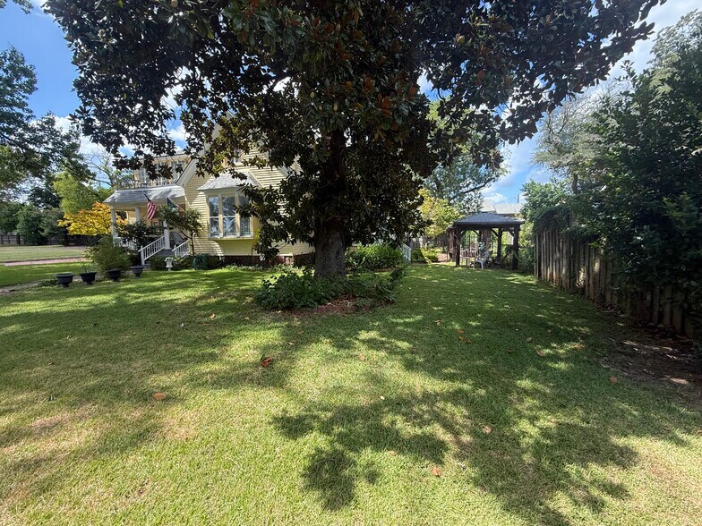 More Photos Of 611 W Woldert St, Tyler Hospitality For Sale