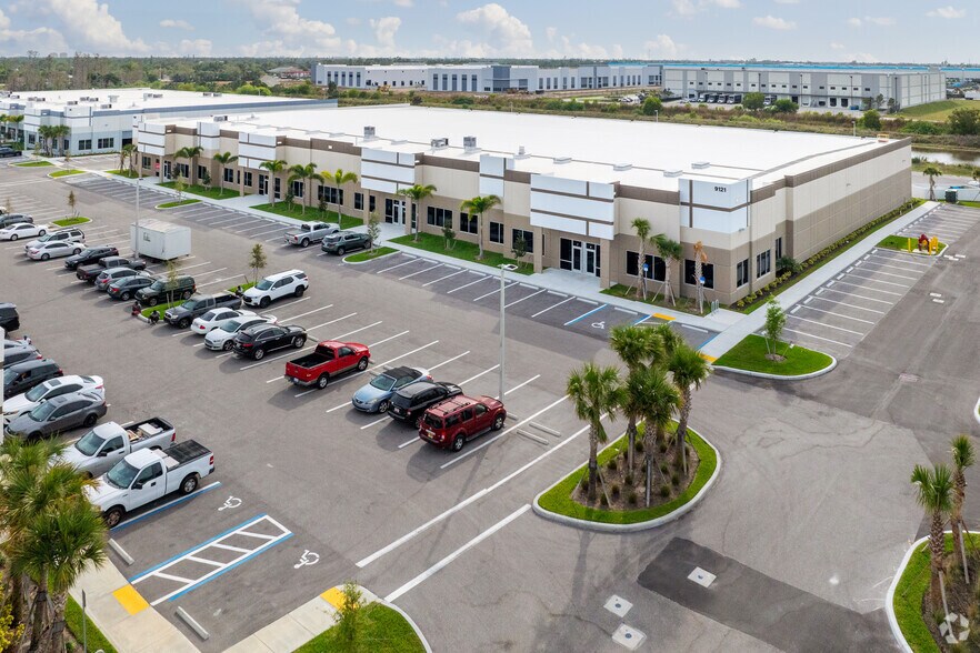 More Photos Of 9121 Centerlinks Commerce Dr, Fort Myers Warehouse For Lease