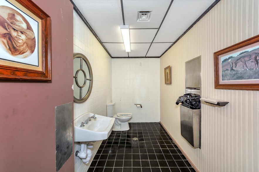 More Photos Of 2001 S Austin Ave, Denison Light Distribution For Lease