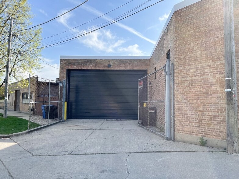 More Photos Of 3921-3925 N Elston Ave, Chicago Light Distribution For Sale