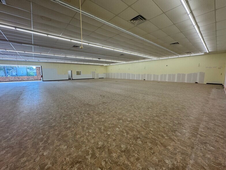 More Photos Of 109 E Clark St, La Plata Freestanding For Lease