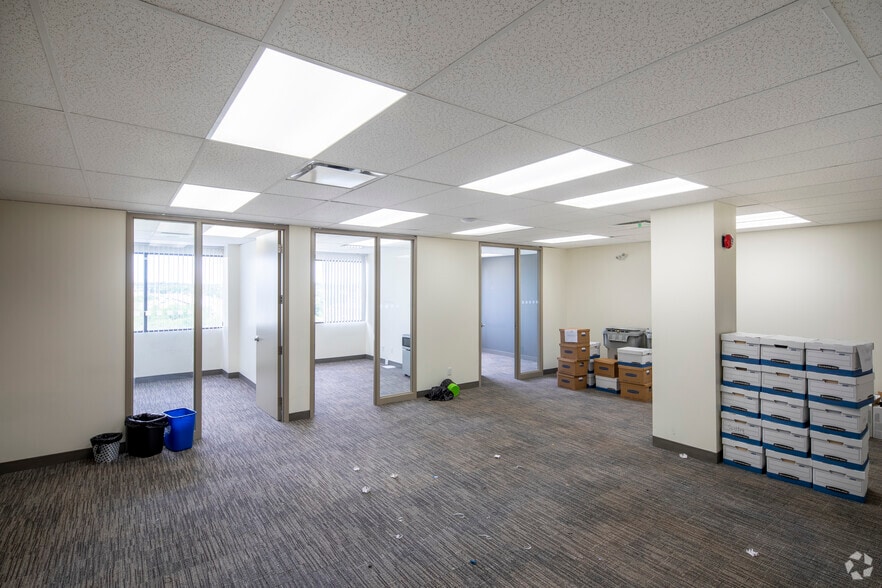 More Photos Of 700 Dorval Dr, Oakville Unknown For Lease