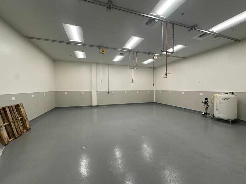 More Photos Of 2049 W Steele Ln, Santa Rosa Warehouse For Sale
