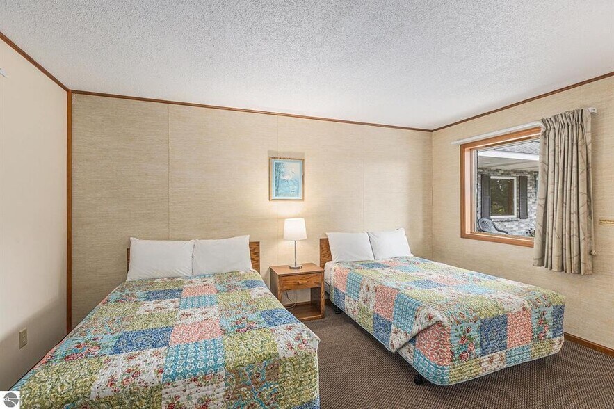 More Photos Of 519 Lake St, Frankfort Hotel For Sale