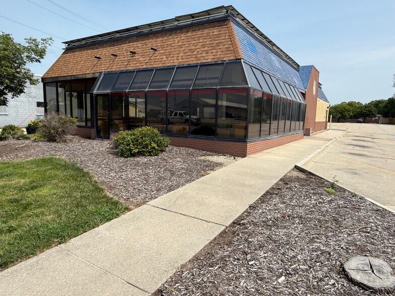 Primary Photo Of 225 S Fremont St, Shenandoah Fast Food For Lease