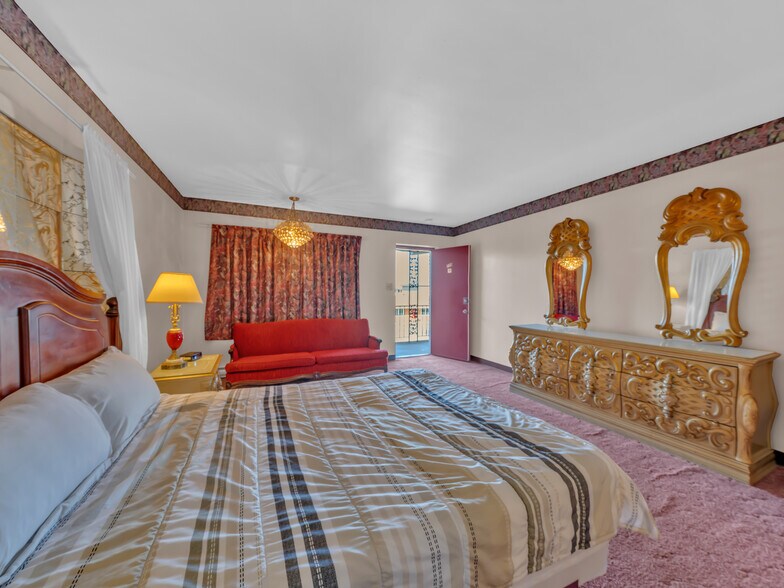 More Photos Of 2889 Howard Av, Windsor Hotel For Sale