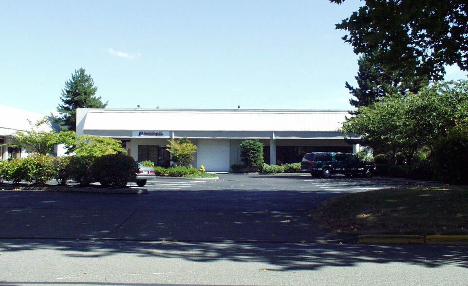 More Photos Of 8810-8816 152nd Ave NE, Redmond Light Distribution For Lease