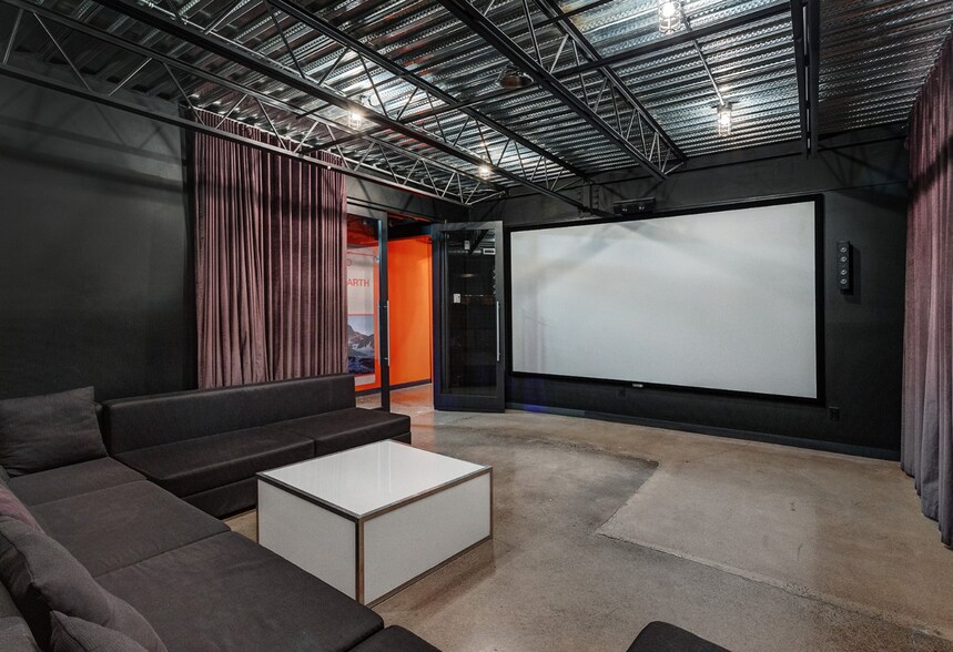 More Photos Of 7049 Rue Saint-Urbain, Montréal Showroom For Sale