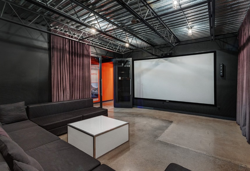 More Photos Of 7049 Rue Saint-Urbain, Montréal Showroom For Sale