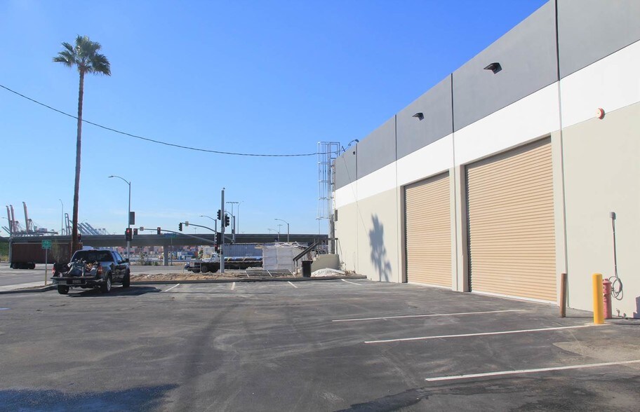 More Photos Of 301-445 N Figueroa St, Wilmington Warehouse For Lease