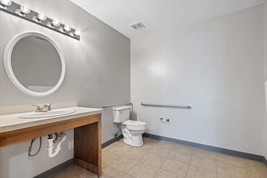 More Photos Of 2415 W Main St, Gun Barrel City Medical For Lease