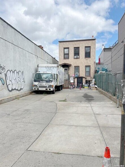 More Photos Of 122 Kingsland Ave, Brooklyn Freestanding For Sale