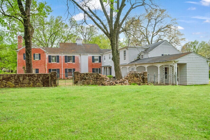 More Photos Of 600 Crockett Cir, Paris Specialty For Sale