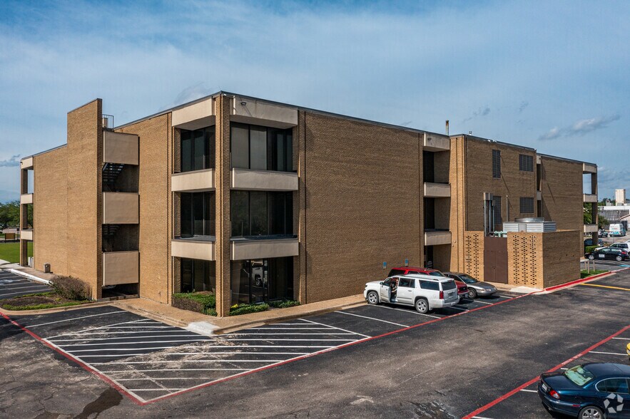 More Photos Of 3530 Forest Ln, Dallas Office For Lease