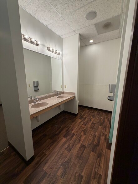 More Photos Of 1004-1020 NW Gateway Dr, Chaska Unknown For Lease