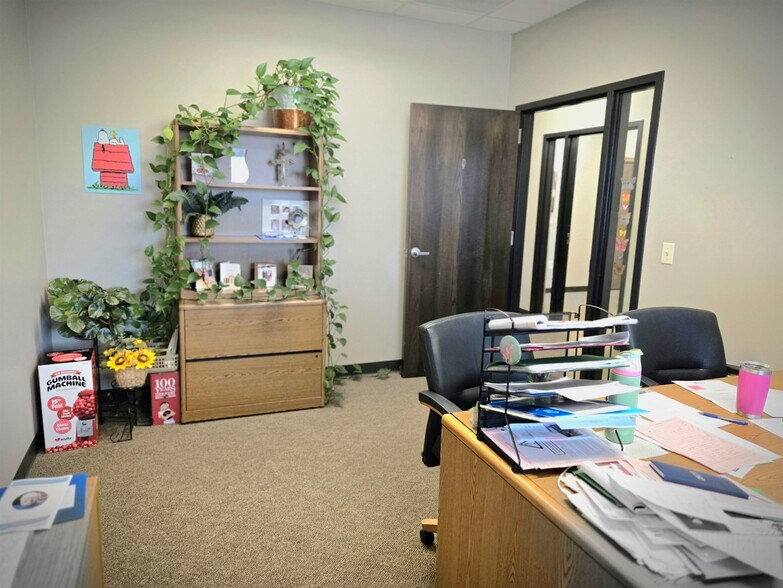 More Photos Of 1545 Associates Dr, Dubuque Office For Lease