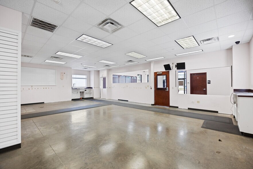 More Photos Of 1495 E 10th St, Jeffersonville Drugstore For Lease