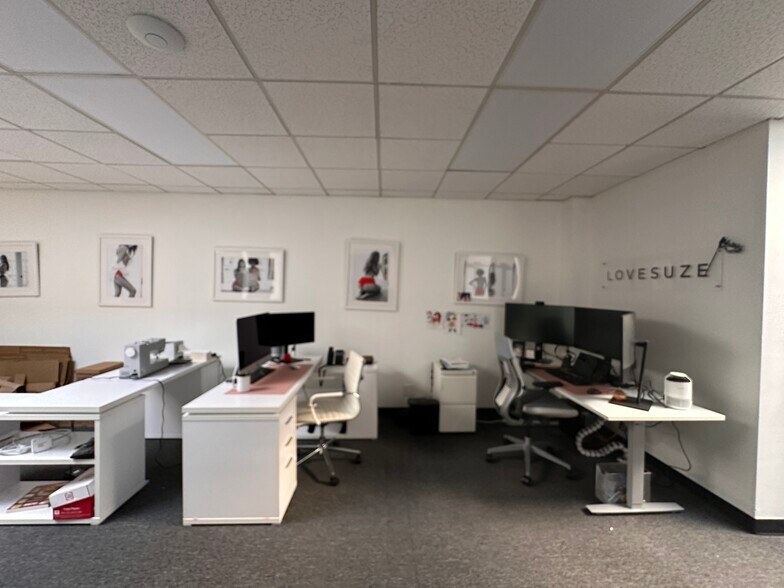 More Photos Of 1143-1147 47th Ave, Long Island City Showroom For Lease