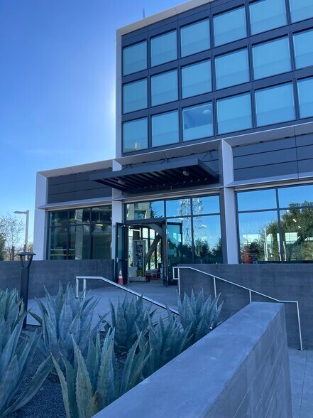 More Photos Of 300-309 Constitution Dr, Menlo Park Office For Lease