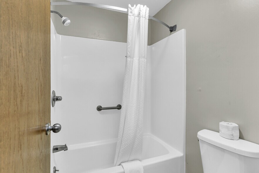 More Photos Of 630 W Main St, El Paso Hotel For Sale