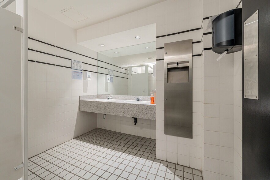 More Photos Of 50 Rue de Lauzon, Boucherville Flex For Lease