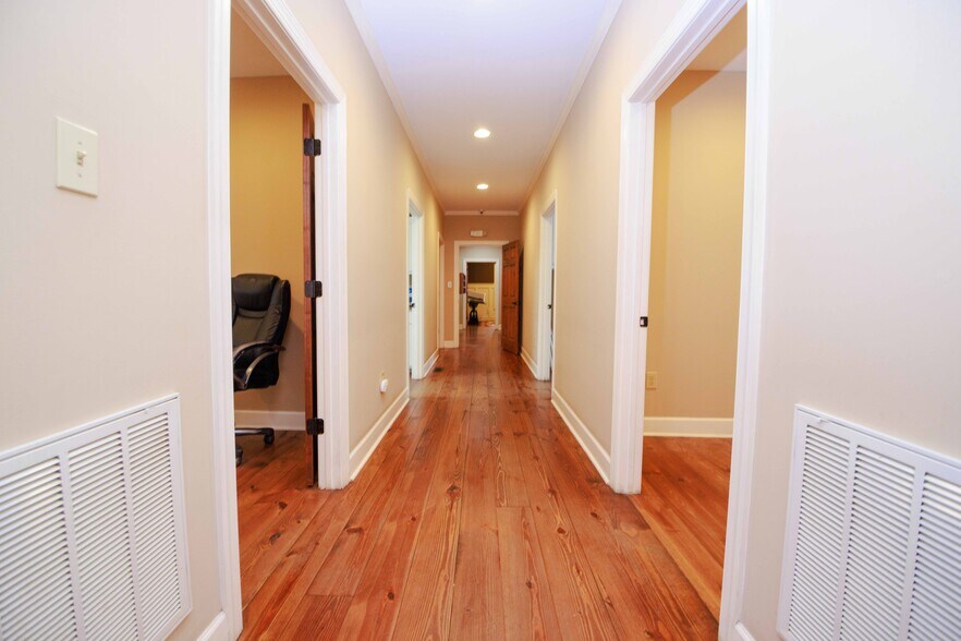 More Photos Of 106 N Alexander Ave, Washington Office For Sale