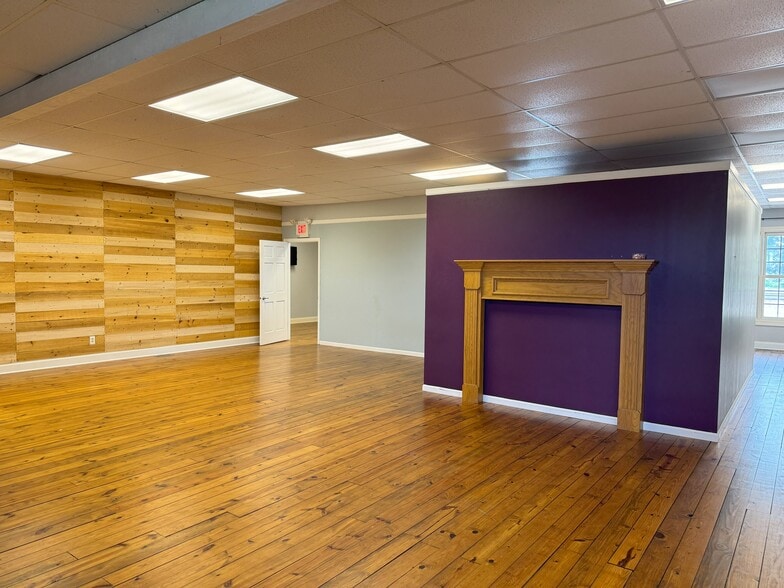 More Photos Of 1N279 Lafox Rd, Lafox General Retail For Sale