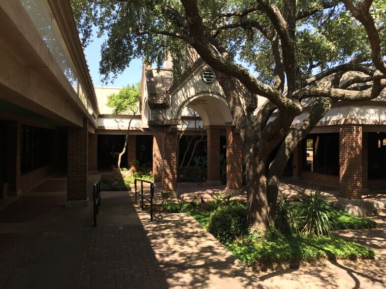 More Photos Of 2441-2485 Forest Park Blvd, Fort Worth Storefront Retail Office For Lease